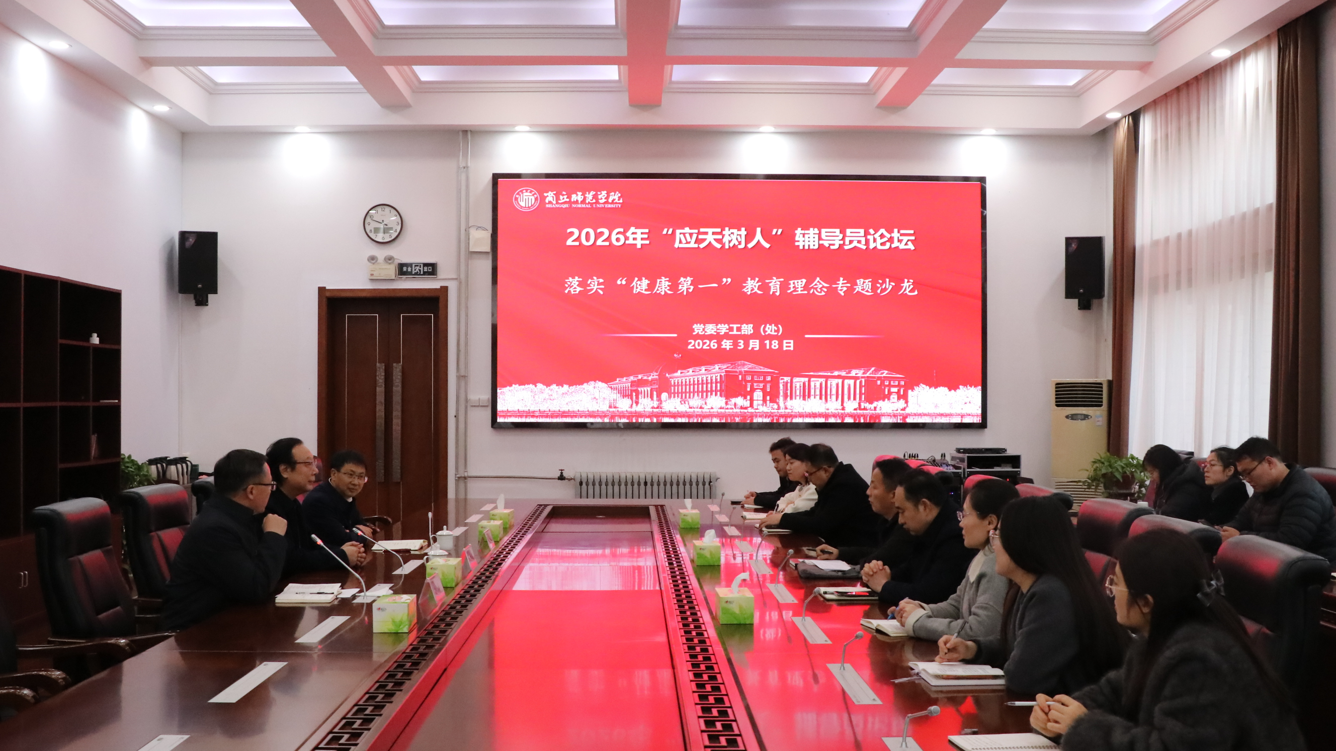 会议室里的人们AI 生成的内容可能不正确。