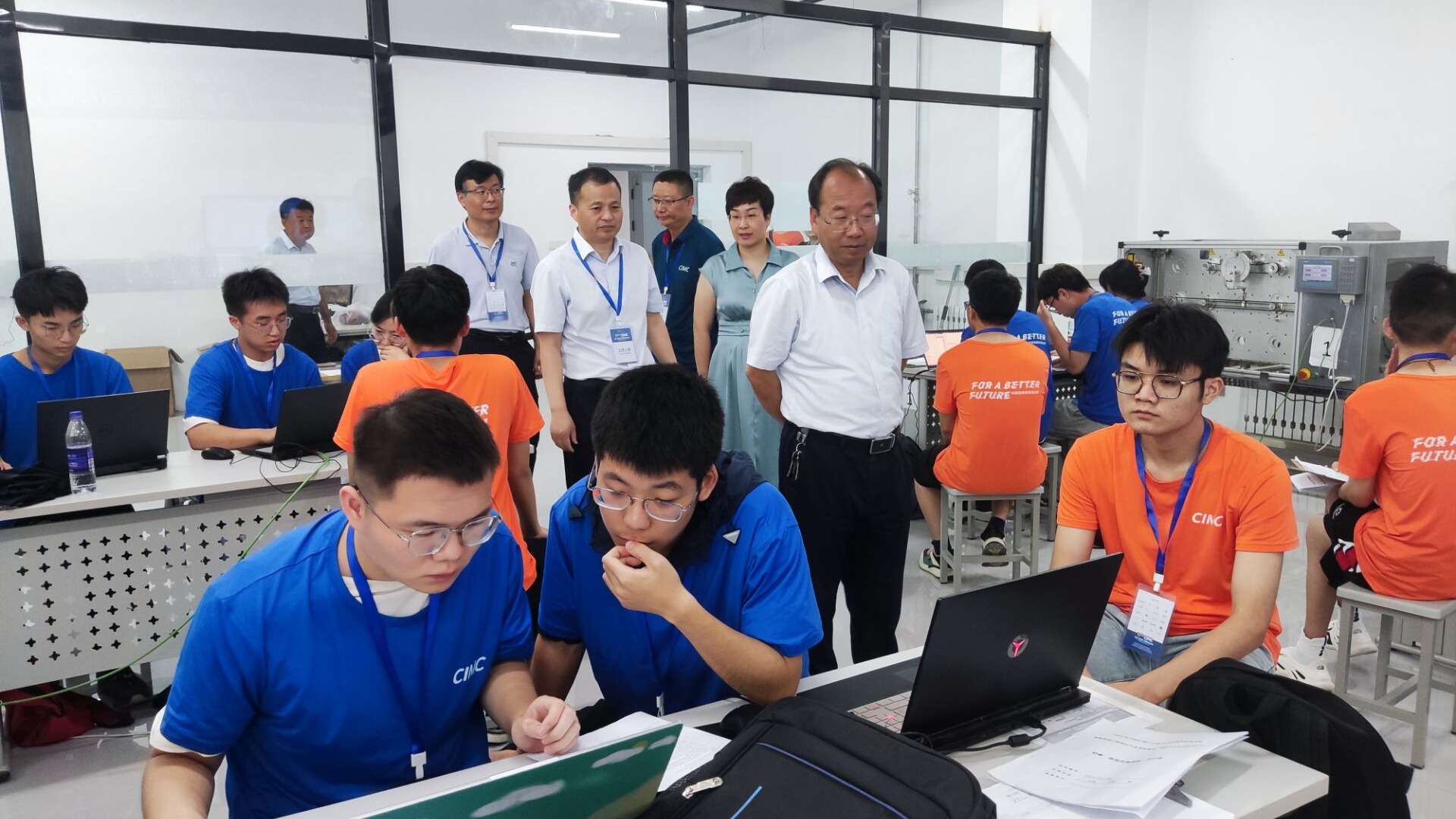 校领导到“西门子杯”挑战赛比赛赛场视察指导工作 (3) 校领导到“西门子杯”挑战赛比赛赛场视察指导工作 (3)